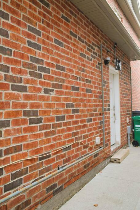 Beautiful And Spacious Basement Apartment Brampton Buitenkant foto
