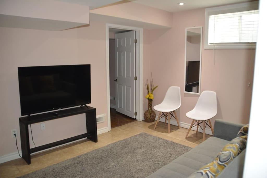 Beautiful And Spacious Basement Apartment Brampton Buitenkant foto