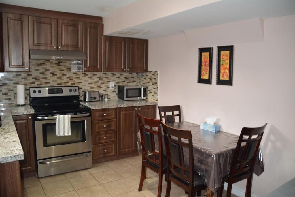 Beautiful And Spacious Basement Apartment Brampton Buitenkant foto