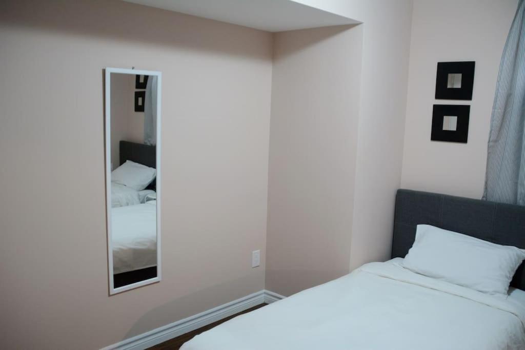 Beautiful And Spacious Basement Apartment Brampton Buitenkant foto