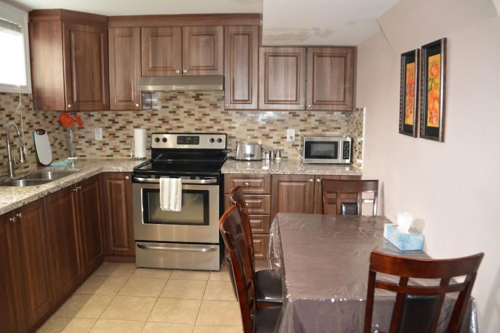 Beautiful And Spacious Basement Apartment Brampton Buitenkant foto