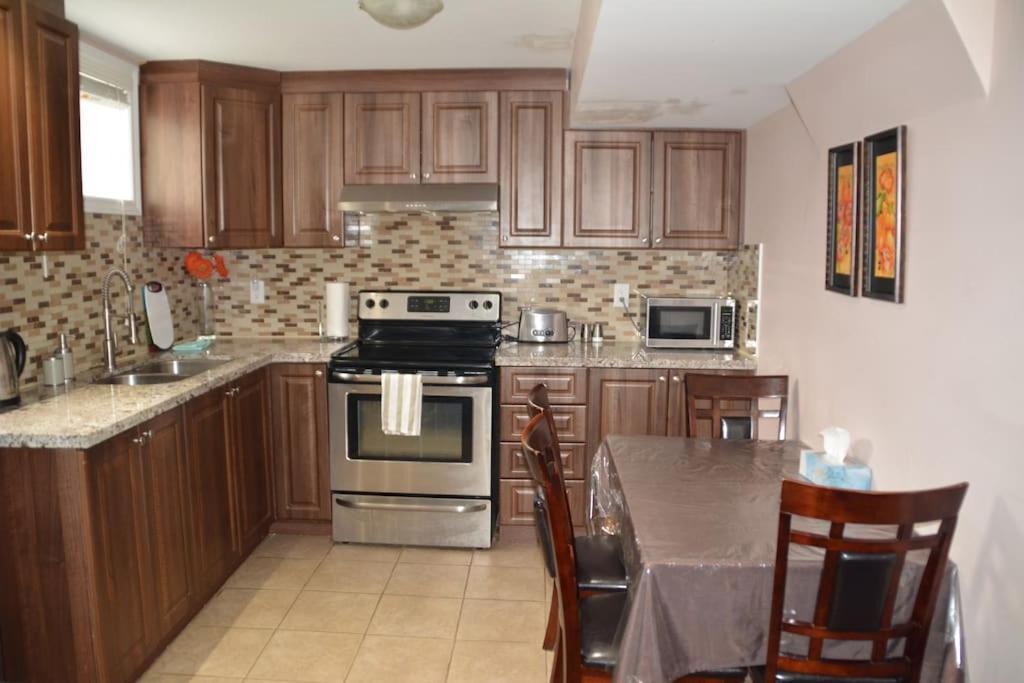 Beautiful And Spacious Basement Apartment Brampton Buitenkant foto